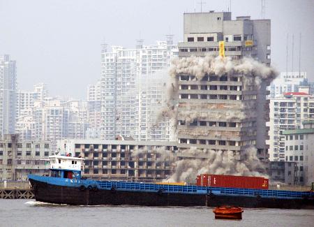 11月17日下午拍摄的大楼起爆瞬间。