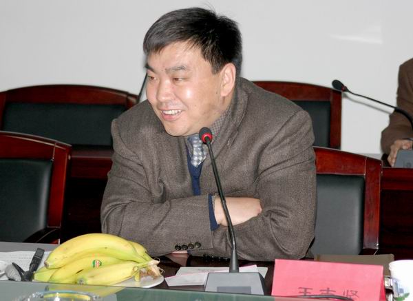 市委宣传部副部长王志坚主持座谈会