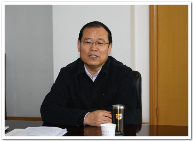 市建委主任、书记郭庆宽向考核小组简要汇报城市建设管理工程指挥部三年来的工作情况
