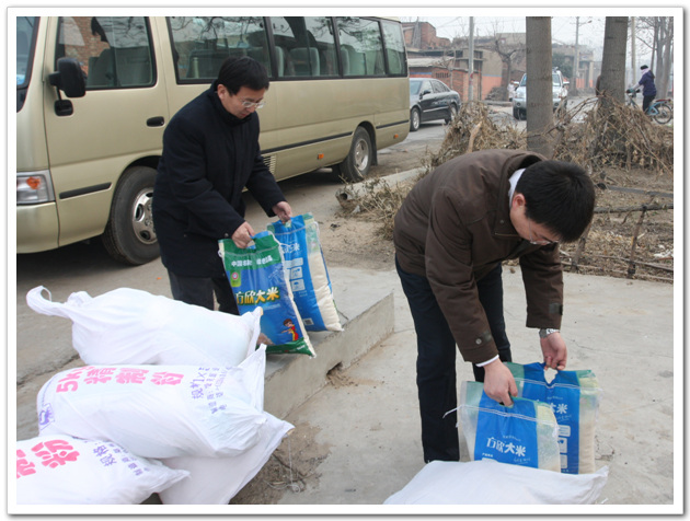 慰问组一行带着筹集到的棉衣、棉被、衣物、米面等物品到对口帮扶村慰问