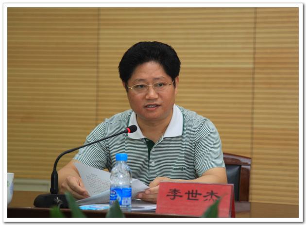 郑州市安全监督站站长李世杰宣读郑州市建委《关于开展2009年郑州市建设系统“安全生产月”活动的通知》