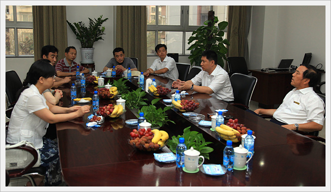 郑州市建设交易中心主任谭洪与郑州市物价局副局长姜艳等有关领导进行座谈