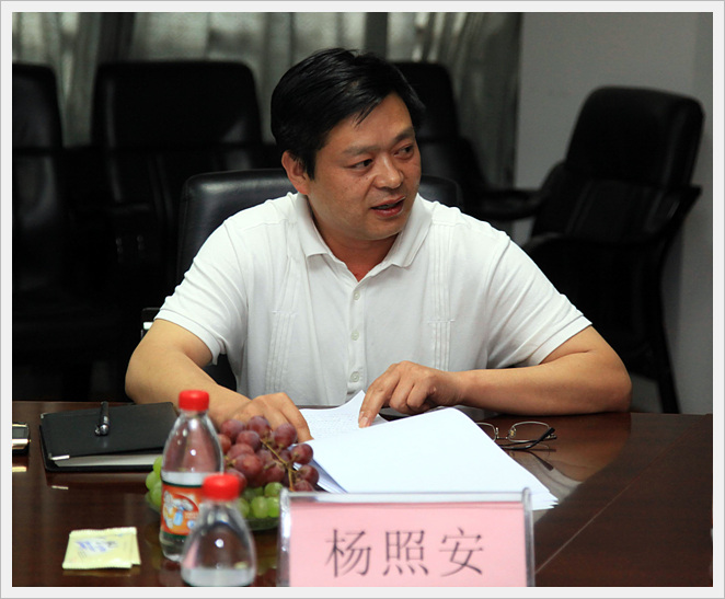 企业办主任杨照安向市建委副主任潘开名汇报企业办主要工作情况