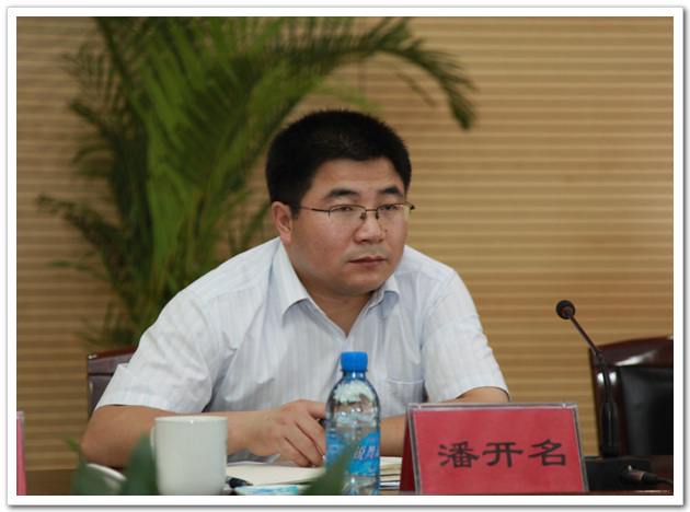 市建委副主任潘开名宣读《郑州市人民政府关于全市集中开展建设工程质量安全和施工现场管理大检查》的通知