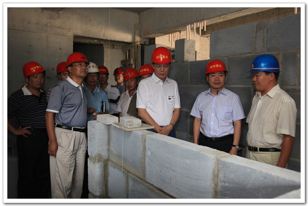 检查组一行在郑州市建委副主任姜海的陪同下检查郑州市在建建筑的质量、安全建设情况