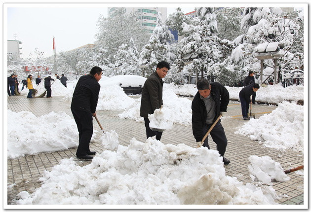 建委领导和机关、二级机构的同志一起铲雪、扫雪