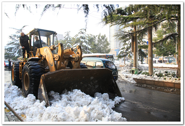 特级建筑企业的大型清雪设备正在中原路清扫积雪