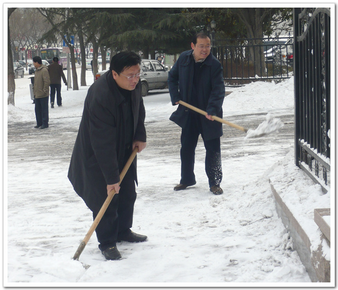 市建委领导带领二级机构人员积极清扫积雪干干净净迎春节