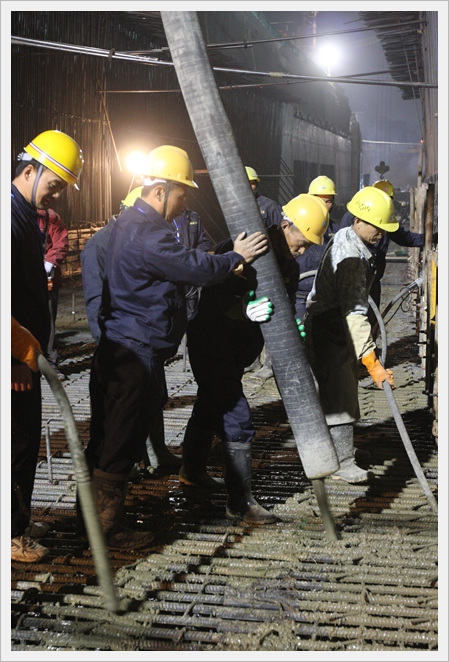 京广路地下主体隧道工程第一次底板浇筑近五千方