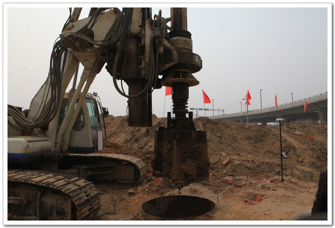 京广快速路北延工程3月22日第一根桩开钻