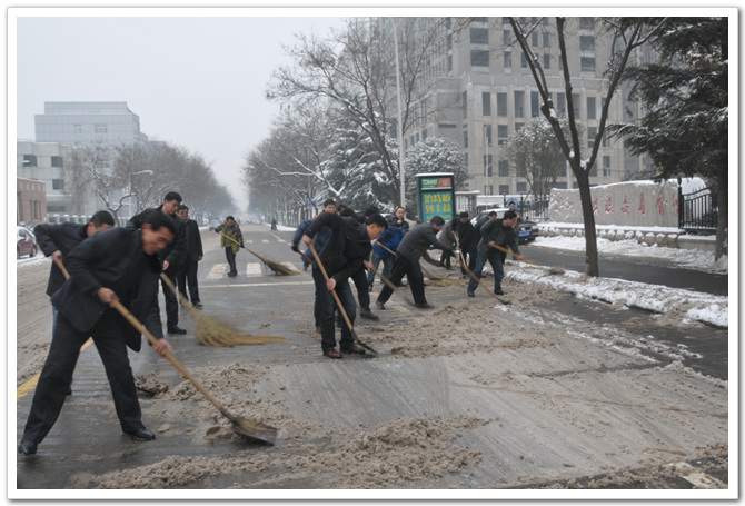 服务市民  文明郑州——郑州市建委组织街头扫雪活动