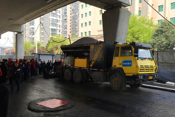 郑州市市政工程质量监督专业站组织沥青下封层施工观摩会