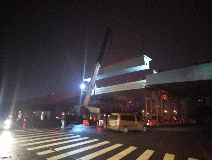 郑州市东三环（107辅道）快速化工程上跨金水东路钢箱梁顺利如期合拢