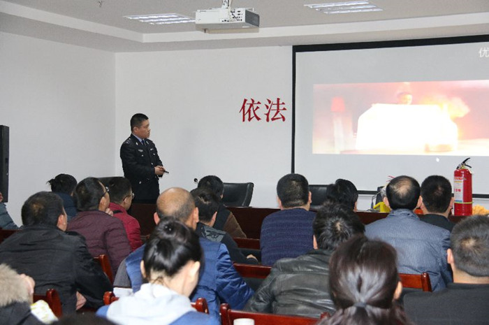 转作风　重实效　服务型执法再提升——郑州市城市建设监察支队组织消防知识培训