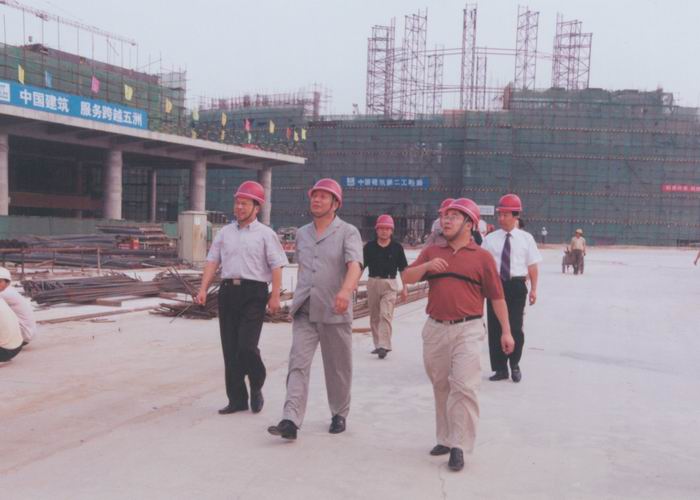 市长助理、市建委主任刘本昕同志实地参观工程，勉励大家千方百计推动工程建设，为建设大郑州做贡献