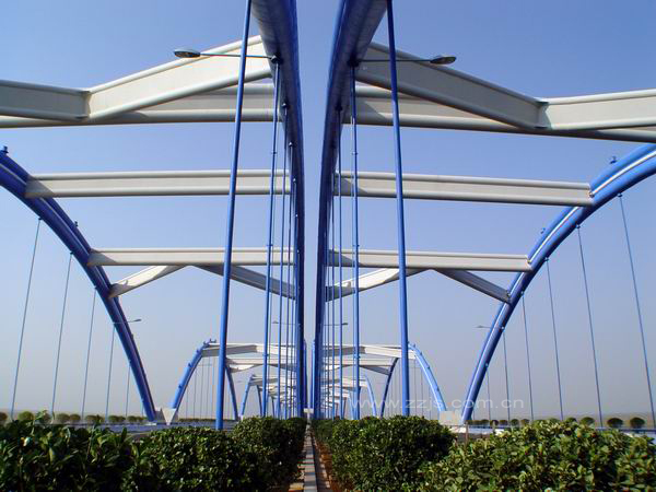 黄河二桥蓝白相间的钢管拱形桥环