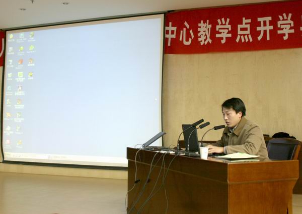北京信源公司河南分公司经理李乔向大家讲解企业勘察设计管理信息系统软件的使用