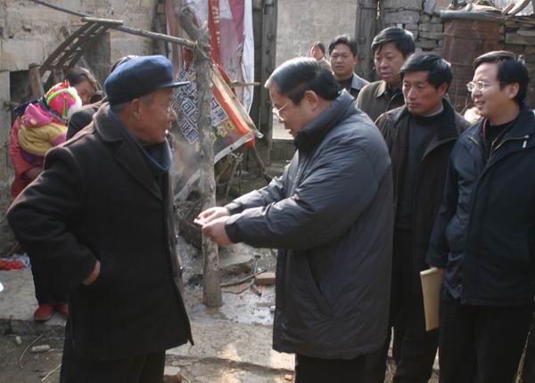 郭书记代表市建委全体人员向贫困户赠送慰问金和慰问品，并表示新春慰问