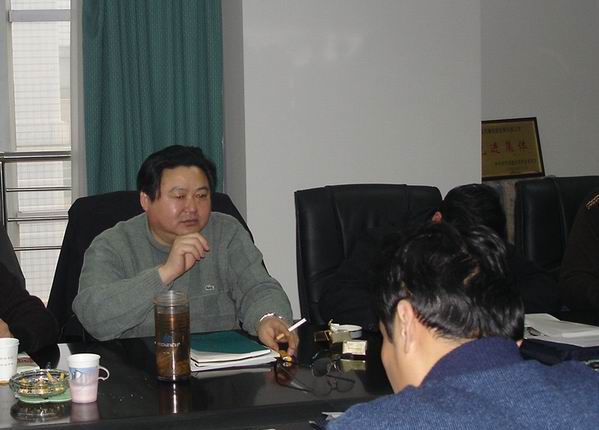 副主任刘景义代表中心组作党课教育讲话