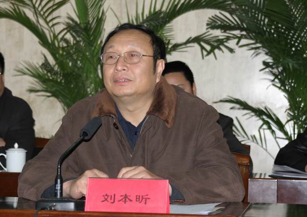 市长助理、市建委主任刘本昕作《郑州市建设委员会2004年度工作总结暨2005年工作要点》工作报告