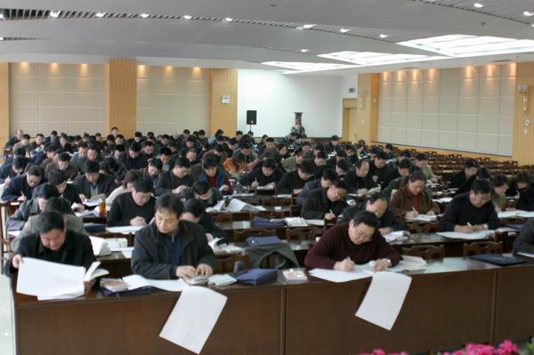 党员同志们正在通过考试答卷，经受检验学习效果