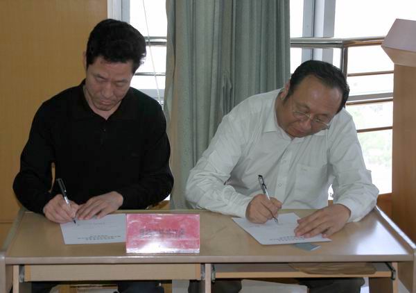刘本昕主任与委属单位签订目标责任书