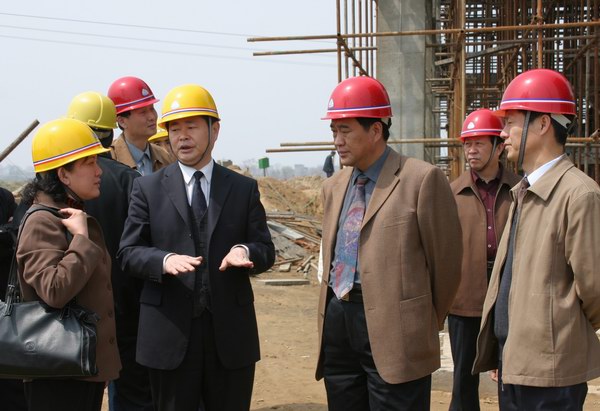 省散装办主任朱南纪、市建委副主任杨双灿陪同两部领导视察建设中的砂浆企业