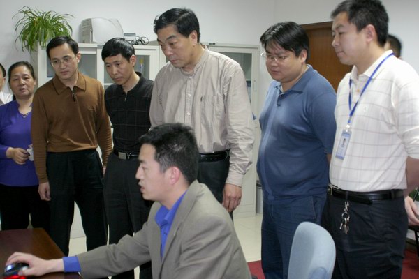 郑州市监察局执法室主任王群水观摩评标专家计算机自动抽取和语音通知系统的演示