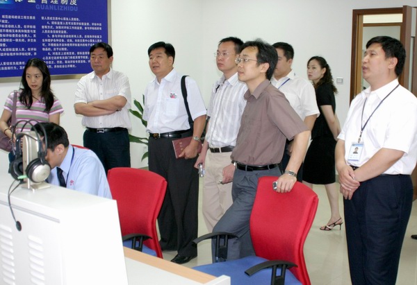 深圳市建设局办公室主任李茂春在郑州市建设工程交易中心主任张连科的陪同下参观市场监控系统