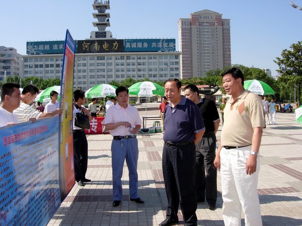 郑州市市长助理、市建委主任刘本昕亲临绿城广场普法宣传活动现场
