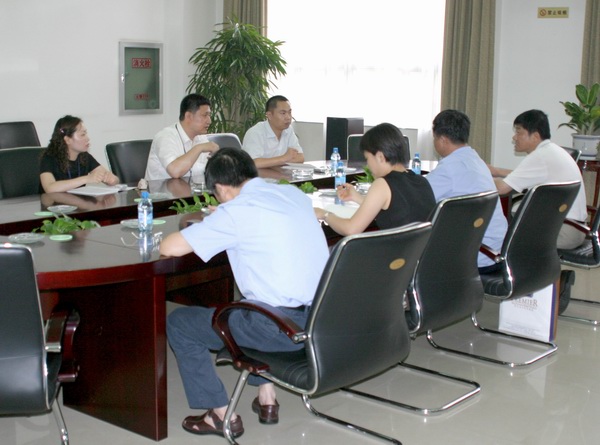 郑州市建设工程交易中心副主任谭洪与客人进行座谈
