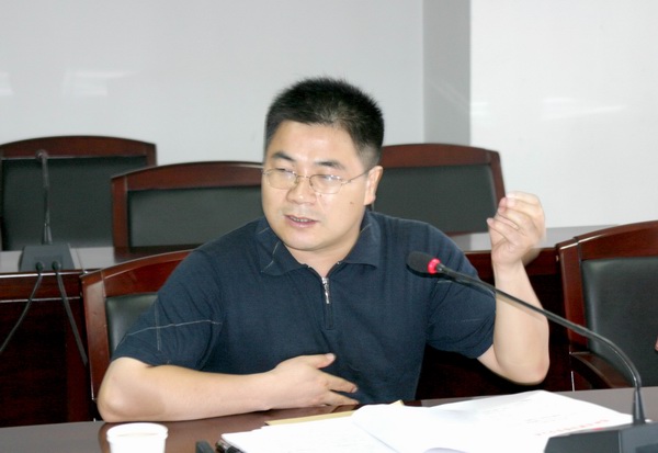 市建委副主任潘开名作“郑州市上半年建筑业安全生产形势分析”的讲话
