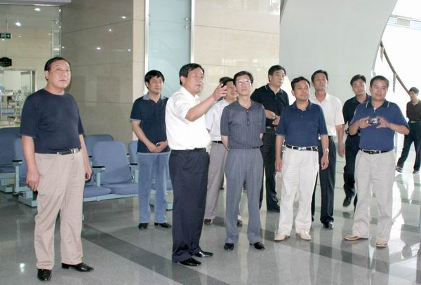 信阳市纪委领导到郑州市建设工程交易中心调研