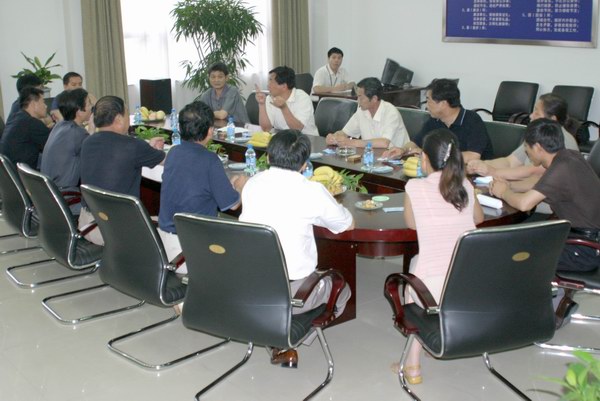 郑州市建设工程交易中心主任张连科与客人进行座谈