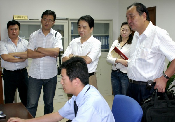 武汉市交易中心领导观看语音通知专家模拟演示
