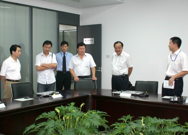 武汉市交易中心领导在郑州市交易中心工会主席王希军的陪同下参观新建的全封闭评标区
