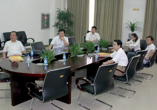 郑州市交易中心工会主席王希军与同行进行座谈