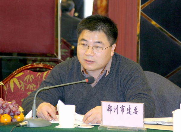 郑州市建委副主任潘开名向检查组汇报工作