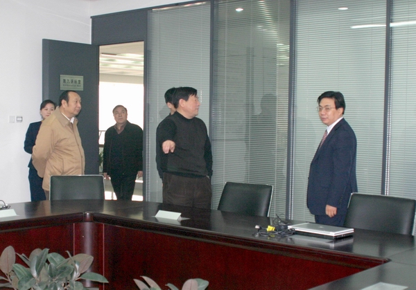 常务副市长李柳身参观交易中心评标室