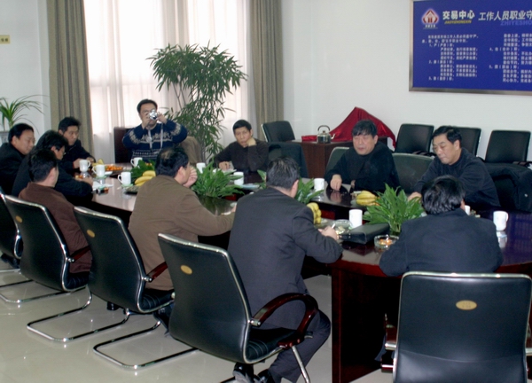 郑州市建设工程交易中心主任张连科与客人进行座谈