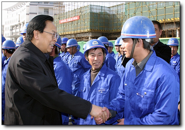 省委书记、省人大常委会主任徐光春与农民工一一握手