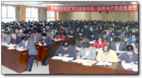 机关和二级机构400余人在委四楼会议室考场进行考试