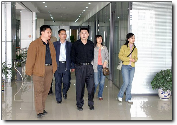 郑州市交易中心副主任谭洪带领客人参观我市有形建筑市场的场所建设情况
