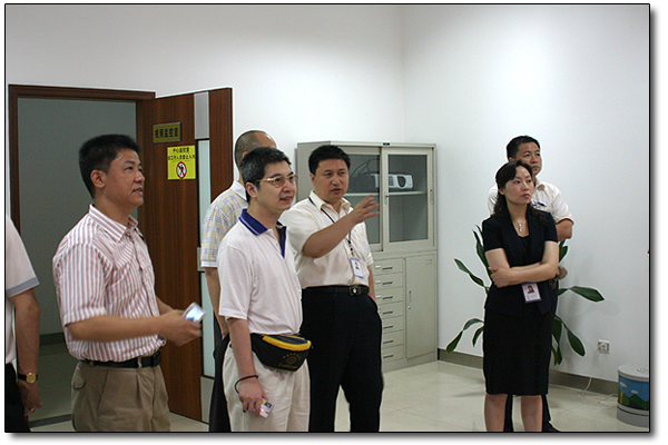 谭洪副主任带领客人参观郑州交易中心的市场建设情况