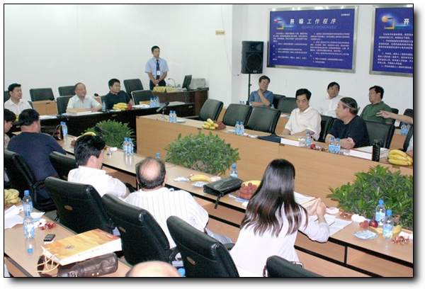会议代表在郑州市工程交易中心第七开标室进行座谈讨论