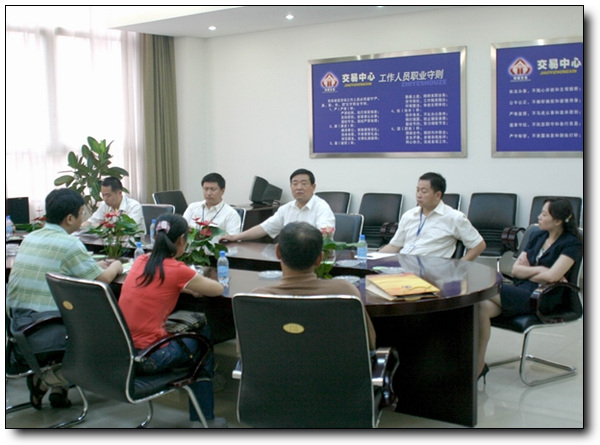 郑州市交易中心主任张连科就共同关心的问题与客人进行座谈