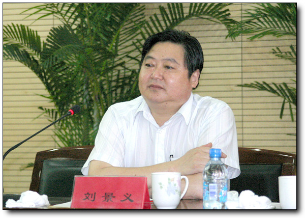 市建委副主任刘景义宣读《政风行风建设目标责任书》
