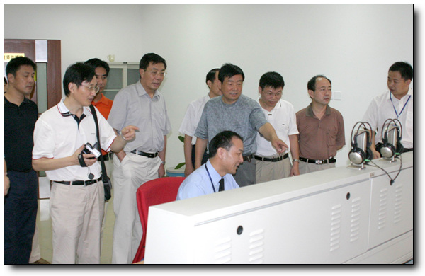 郑州市交易中心主任张连科带领客人参观交易中心监控系统