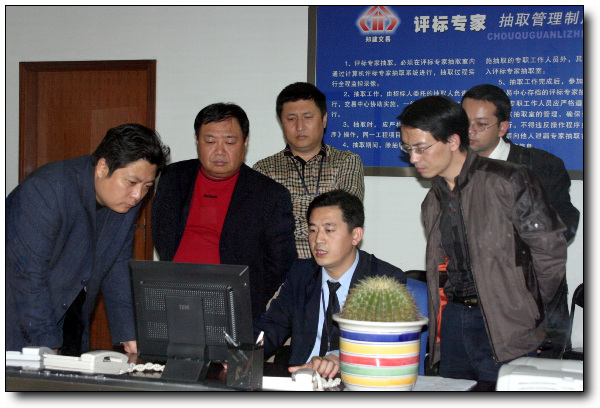 郑州市建设工程交易中心副主任谭洪陪同客人参观评标专家抽取演示
