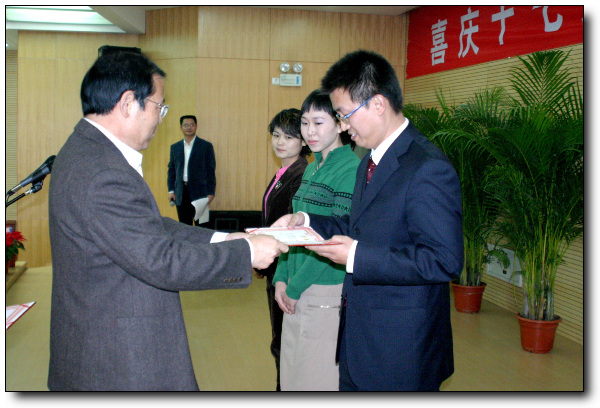 郑州市建委党委书记、副主任郭庆宽亲自担当评委并为获得一等奖的同志颁发证书